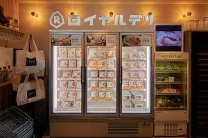 店頭の冷蔵庫に並ぶロイヤルデリ商品
